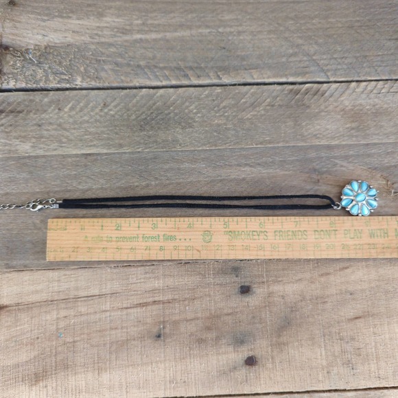 Vtg Silver-toned Flower Choker / Necklace w/ Blue Opalescent Stones / Black Cord - Picture 9 of 9